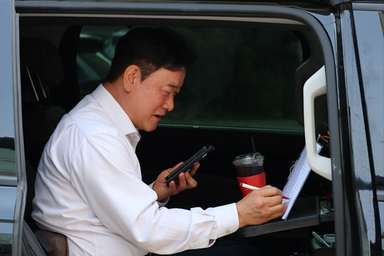 쉬는 시간 자신의 차량에서 지역 인사들에게 선거 운동차 전화를 돌리는 윤종군 더불어민주당 의원. (출처 :윤종군 의원실)