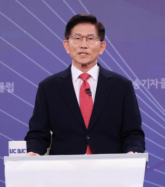 <b>김문수</b> “尹 탈당, <b>지지</b>율에 도움이 될 것”