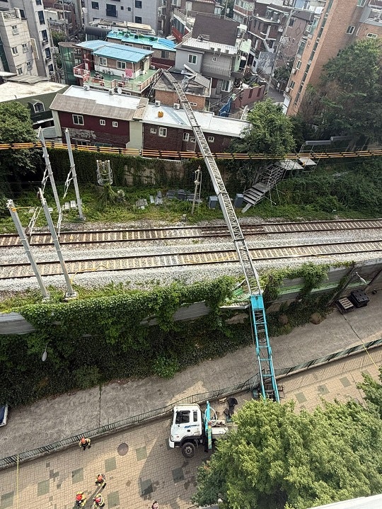서울 서대문구 연희동 아파트 인근 이삿짐 사다리차가 선로 방향으로 쓰러져 있다. (소방 제공)