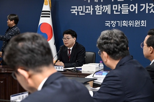 이한주 국정기획위원회 위원장이 오늘(16일) 서울 종로구 정부서울청사 창성동 별관에서 열린 1차 전체 회의에서 모두 발언하고 있다. (출처=뉴스1)