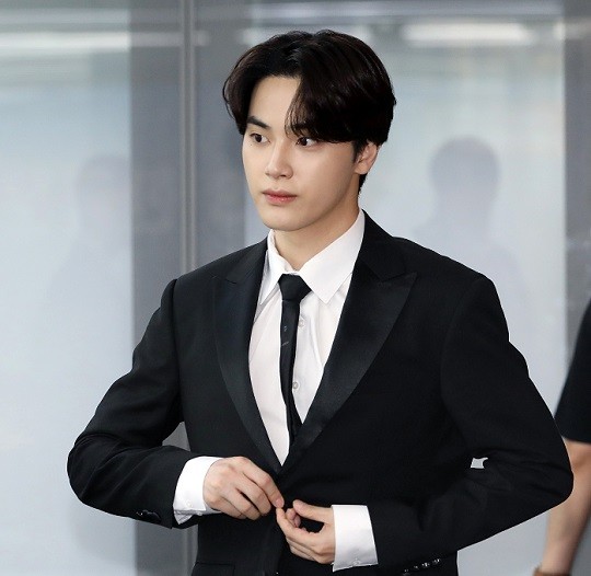 ‘사생활 논란’ <b>주학년</b>, <b>더보이즈</b> 탈퇴…<b>성매매 의혹</b>은 부인