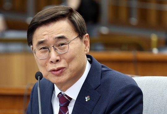 <b>이종석 국정원장</b> 후보자 <b>청문보고서</b> 채택…李 정부 처음