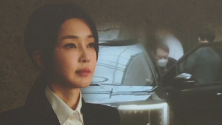 <b>김건희 여사</b>, <b>휠체어</b> 타고 <b>퇴원</b>…“소환 성실히 응할 것”