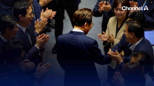 法, <b>이재명</b> 대통령 ‘<b>법카 유용 의혹</b>’ 재판 연기…기일 추후 지정