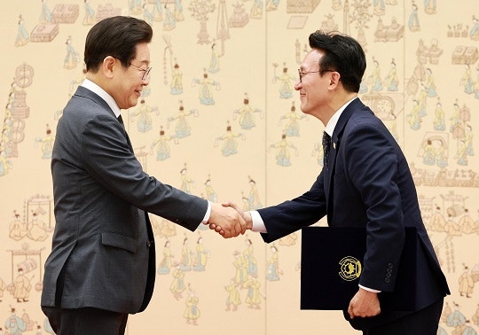이 대통령, <b>김민석 총리</b>에 <b>임명</b>장…“고개 너무 숙이지 마요”