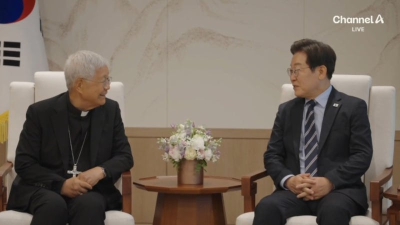 이 <b>대통령</b>, 한반도 평화 위해 <b>교황 방북</b> 건의