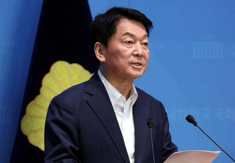 <b>안철수</b> “대장동 대통령과 빚잔치 총리가 손잡고 증세 추진…흡혈귀 정...