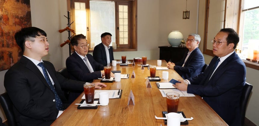 어제(31일) 열린 수련협의체 제2차 회의에서 김국일(오른쪽) 보건복지부 보건의료정책관과 한성존(왼쪽) 대한전공의협의회 비상대책위원장 등이 대화하는 모습.(사진 출처=뉴시스)