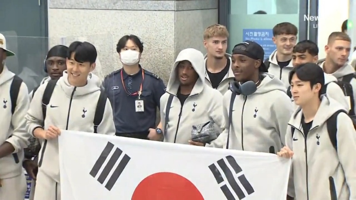 [스포츠A]<b>손흥민</b>, <b>토트넘</b> 이끌고 <b>입국</b>