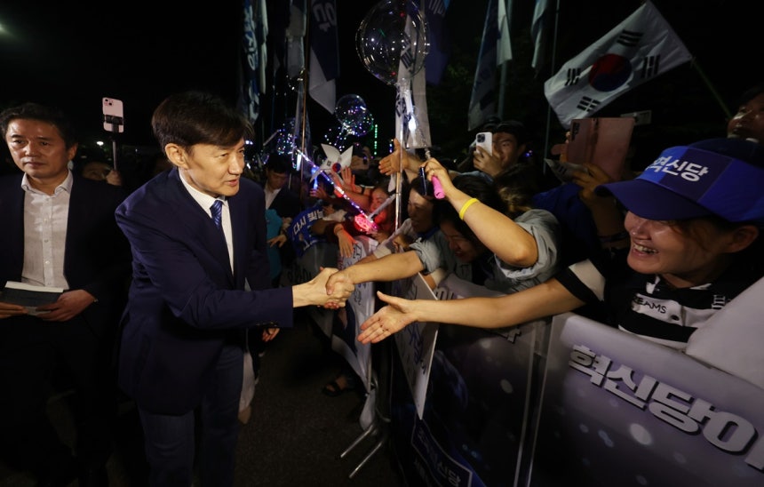 사진 = 조국 전 조국혁신당 대표가 15일 오전 서울 구로구 서울남부교도소에서 광복절 특사로 출소하며 지지자들과 악수하고 있다.(출처 : 뉴시스)