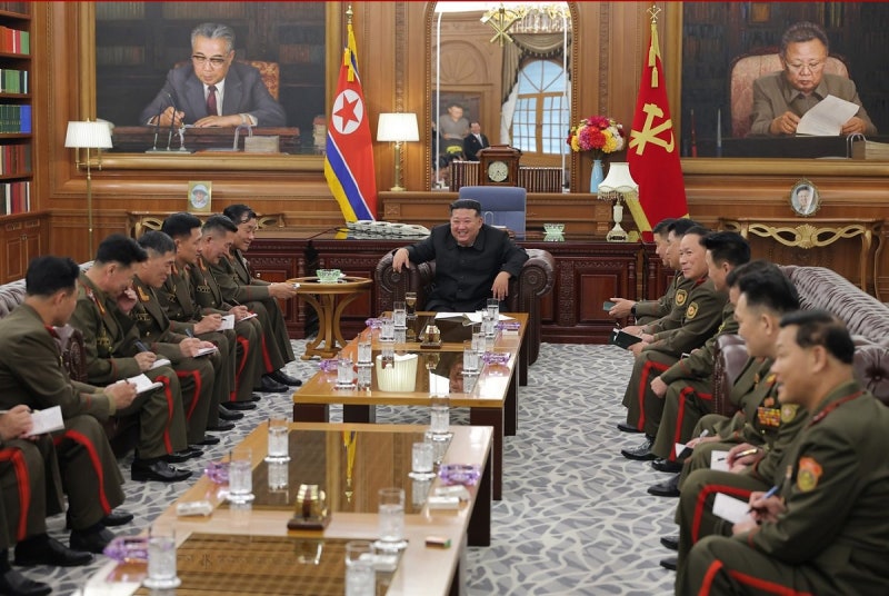 <b>김정은</b>, 러시아 파병 <b>지휘관</b>에 국가 표창 “우리는 영웅 군대”