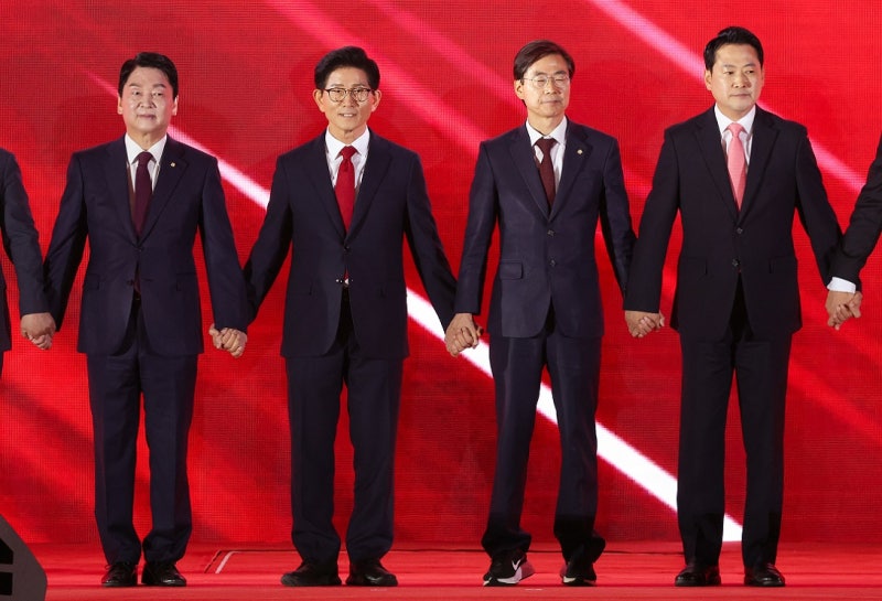 [단독]<b>김문수</b>-<b>안철수</b> 오늘 회동…‘찬탄파 표심’ 주목