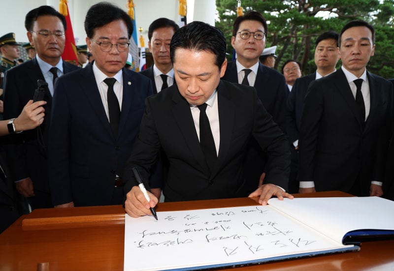 <b>장동혁</b> 대표, <b>현충원 참배</b>…“하나로 뭉쳐 이재명 정권 폭정 막아내야”