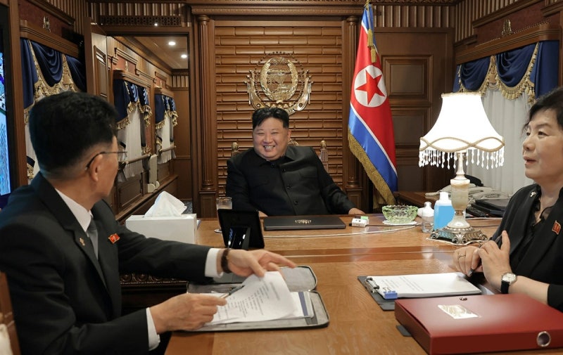 국정원 “<b>김정은</b>, 중국서 푸틴과 동급 의전·경호 받을 것”