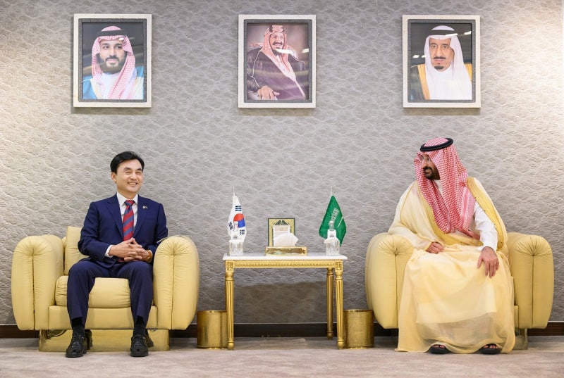 <b>안규백</b> 국방<b>장관</b>, <b>사우디</b> <b>장관</b>과 회담…<b>방산</b>협력 논의