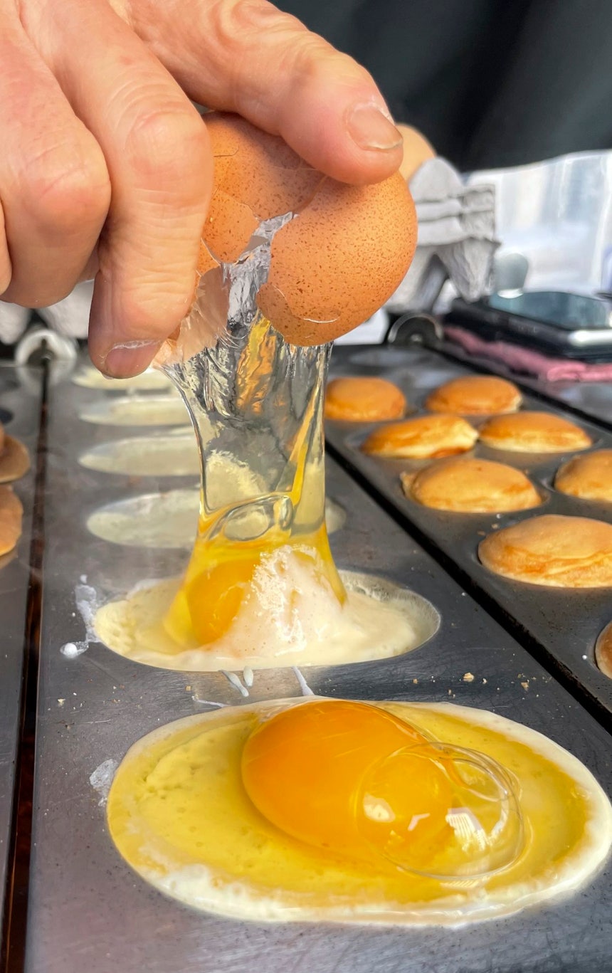 서울 신설동에서 한 상인이 계란빵을 만들고 있다. (사진/뉴시스)