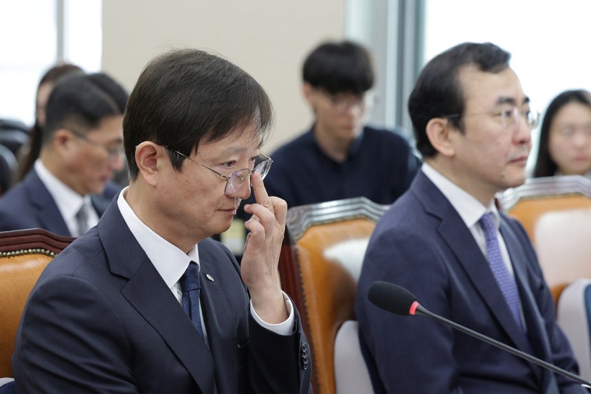 이찬진 금융감독원장이 21일 서울 여의도 국회 정무위원회에서 열린 금융감독원 등에 대한 국정감사에서 안경을 고쳐쓰고 있다. (사진/뉴스1)