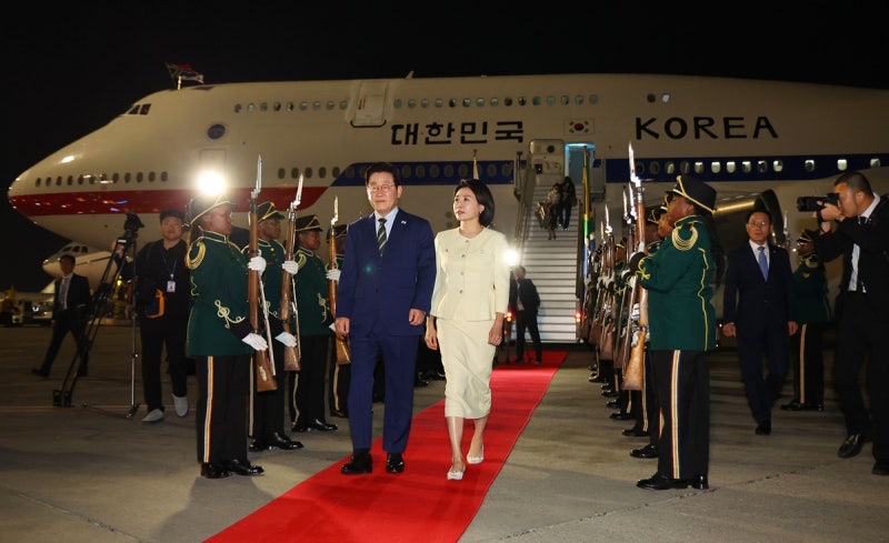 남아공 도착한 <b>이재명 대통령</b>, <b>G20 정상회의</b>서 AI·포용성장 논의