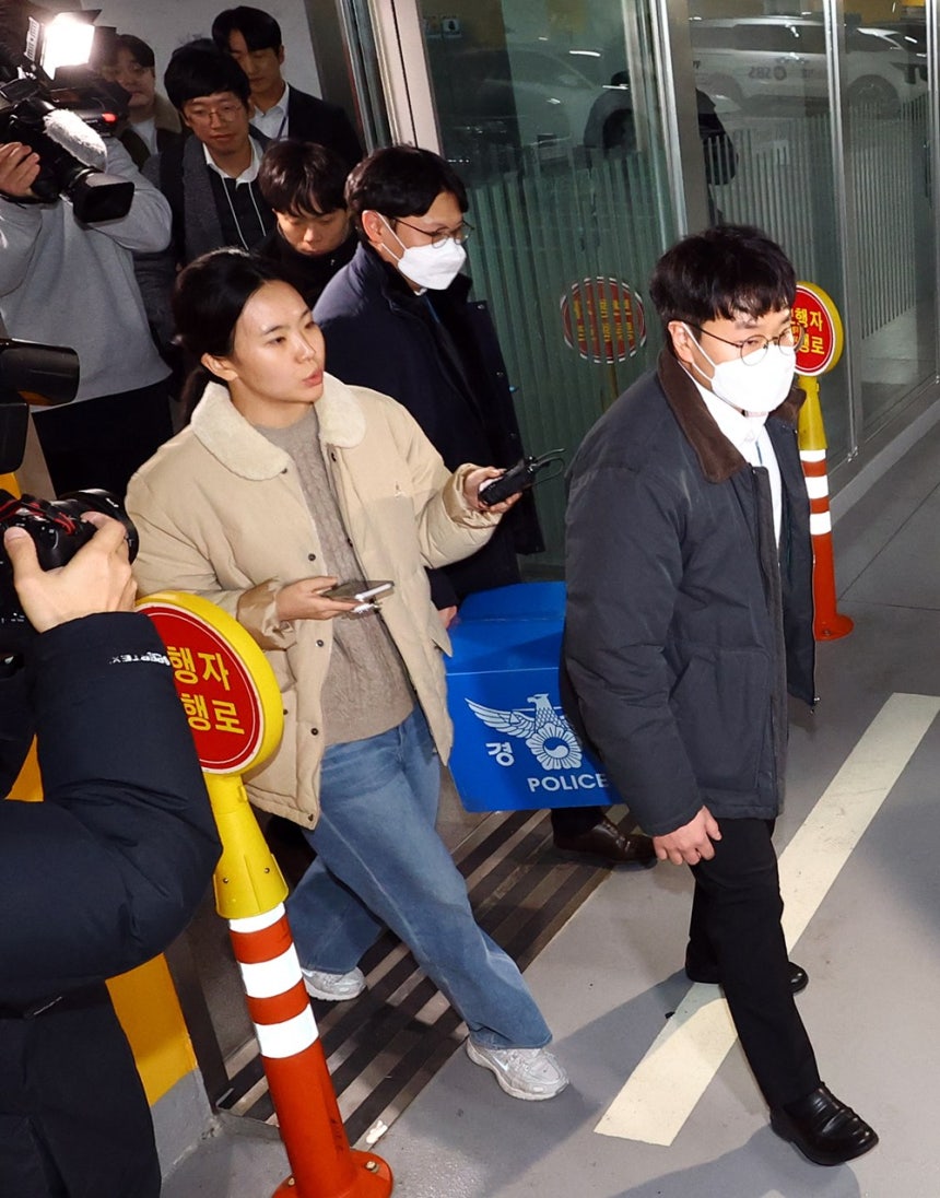 쿠팡 개인정보 유출 사고와 관련해 압수수색에 들어간 경찰이 9일 오후 서울 송파구 쿠팡 본사에서 압수수색 물품을 들고 나오고 있다.사진=뉴시스 