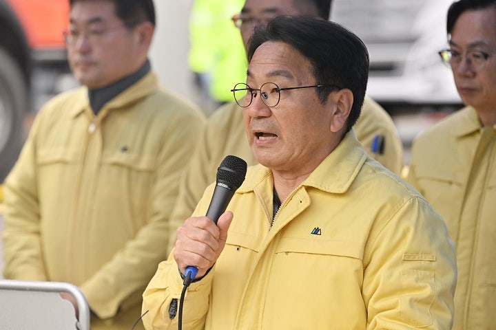 강기정 광주시장이 13일 오후 광주 서구 치평동 광주대표도서관 공사현장에서 붕괴사고와 관련한 입장을 밝히고 있다.사진=뉴시스