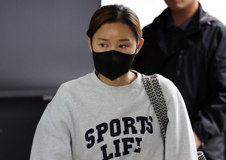 재혼 상대였던 전청조 씨의 사기 공범으로 고소를 당했던 전 국가대표 펜싱 선수 남현희 씨가 지난 2023년 11월 서울 송파구 송파경찰서에서 피의자 신분으로 조사를 마친 뒤 나오고 있다.(사진/뉴시스) 
