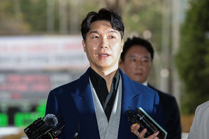 ‘출연료 <b>횡령</b>’ <b>박수홍 친형</b>, 2심 징역 3년6월…법정구속