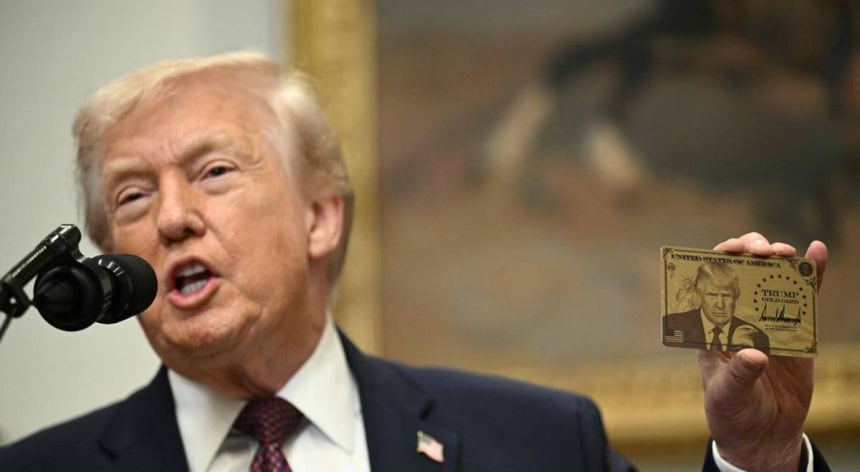 도널드 트럼프 미국 대통령이 19일(현지시간) 워싱턴DC 백악관 루스벨트룸에서 '트럼프 골드 카드'를 들고 있다.사진=AFP/뉴스1