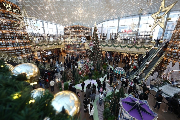 크리스마스를 앞둔 21일 오전 서울 강남구 코엑스 별마당도서관에서 시민들이 대형 크리스마스 트리와 사진을 찍고 있다.(사진/뉴스1)