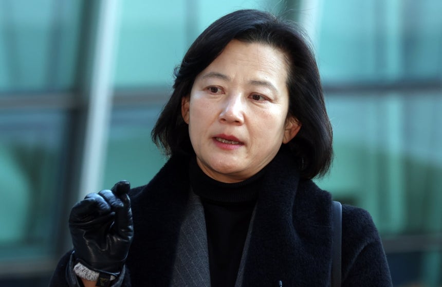 최근 법무부 인사에서 고검검사급 보직으로 사실상 강등된 정유미 검사장이 22일 오전 서울 서초구 서울행정법원에서 열린 인사 효력을 멈춰달라며 낸 집행정지 신청 심문기일에 출석하고 있다.(사진/뉴스1)