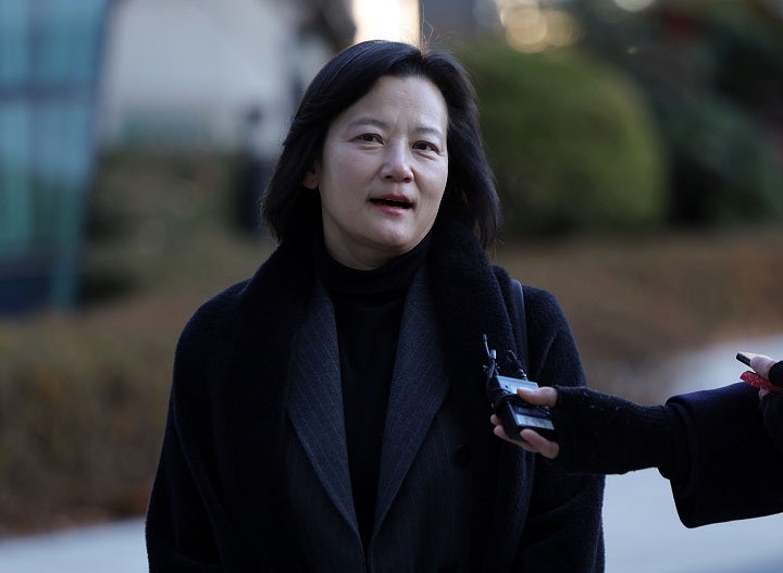 법무부 인사를 통해 사실상 강등된 정유미 검사장이 지난달 22일 서울 서초구 서울행정법원에서 열린 집행정지 신청 심문기일에 출석하며 취재진 질문에 답하고 있다.[사진 = 뉴시스]