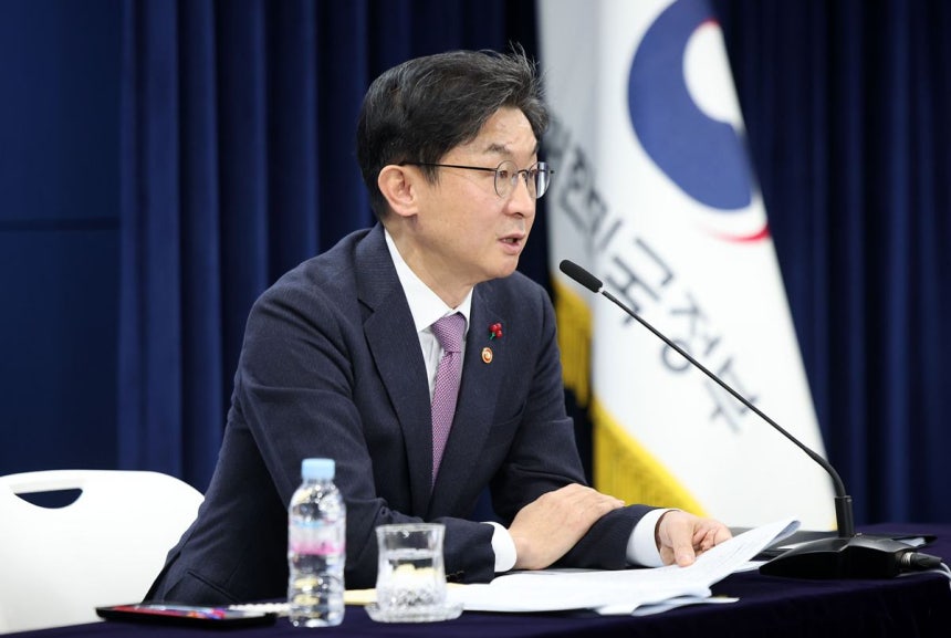 이억원 금융위원장이 지난달 서울 종로구 정부서울청사에서 기자간담회를 열고 현안 질의응답을 하고 있다. (사진=뉴시스)