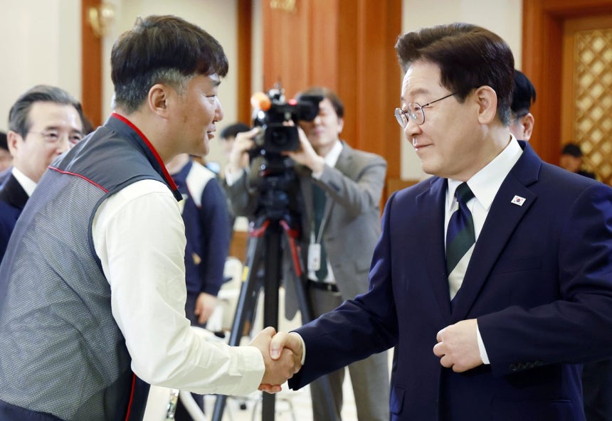 이재명 대통령이 10일 청와대에서 열린 민주노총 초청 간담회에서 양경수 민주노총 위원장과 악수하고 있다. 사진=뉴시스