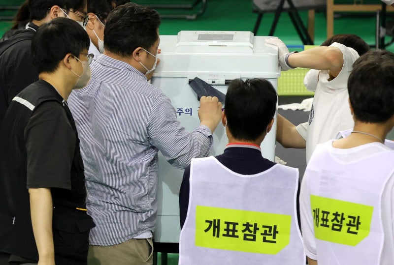 법원, 잠실 투표용지 보관상자 및 CCTV 영상 등 증거 보전 명령…잠실 투표소 현장 검증도