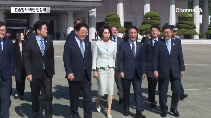 與 지도부, 대통령 출국길 이례적 불참…왜?