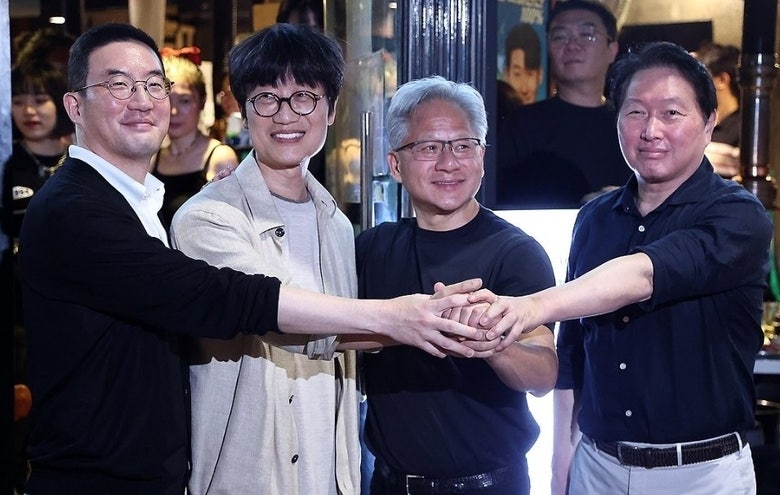 한국 방문한 젠슨 황, ‘일본 패싱’? 日 닛케이 “AI 시대 일본 소외 우려”