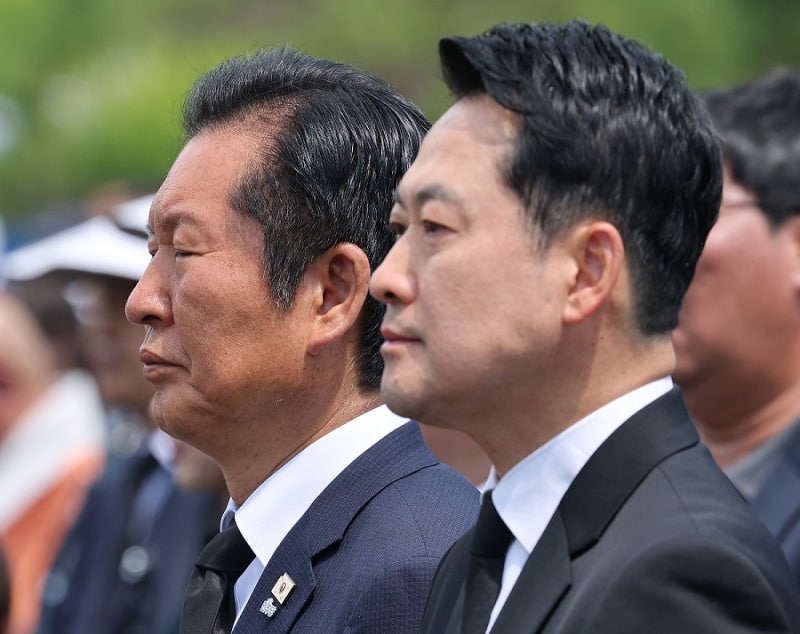 민주 38%·국힘 44.3%…지지율 역전, 李 정부 처음