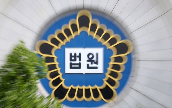 아파트 15층서 강아지 던진 20대, 징역형 집행유예