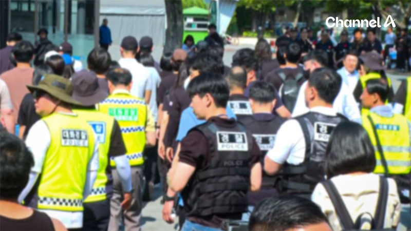 경찰, 올림픽공원 ‘잠실 개표소’ 진입 시도…시민들과 대치