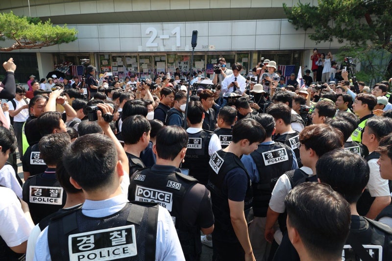 경찰, <b>잠실 개표소 진입 무산</b>…장동혁 “끝까지 막겠다”