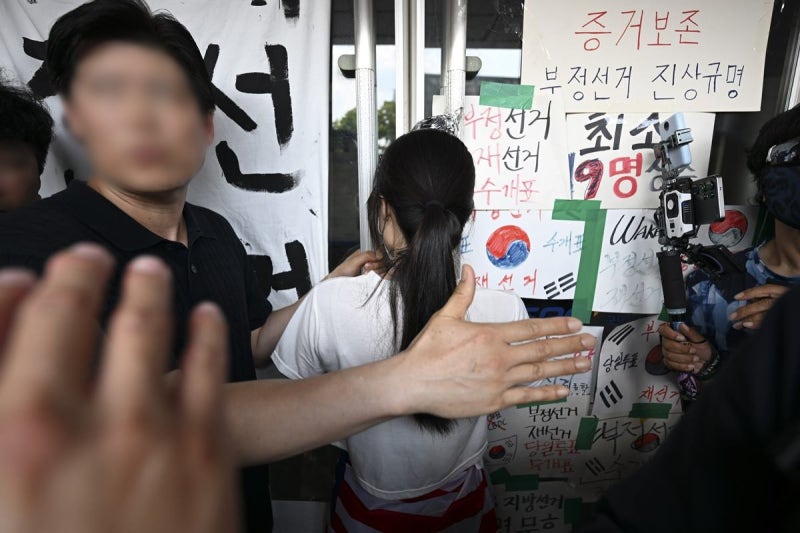 [속보]경찰, 개표소 출입 막은 ‘<b>올다르크</b>’ 신원 확인·출석 요구