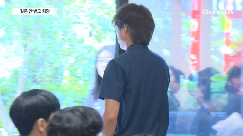 홍명보, 질문 받지 않고 주머니에 손 넣고 퇴장