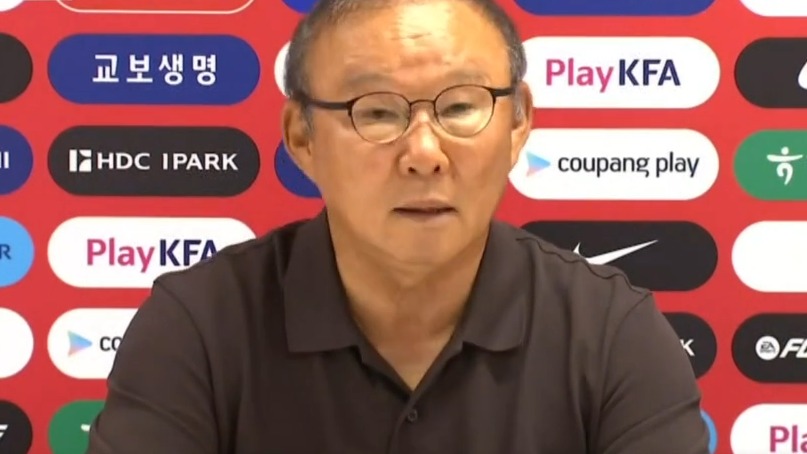 박항서 “뼈 깎는 반성”…붉은 악마 “축구계 영원히 떠나라”