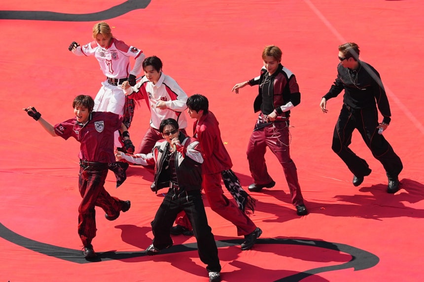 7인조 아이돌 그룹 방탄소년단(BTS)이 국제축구연맹(FIFA) 월드컵 역사상 처음으로 열린 결승전 하프타임 쇼 무대에 올라 히트곡 '다이너마이트'를 부르는 모습.뉴시스