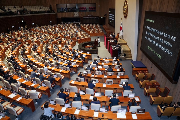 국회, ‘종합특검 연장 법안’ 본회의 상정…<b>국힘</b> ‘<b>필리버스터</b>’