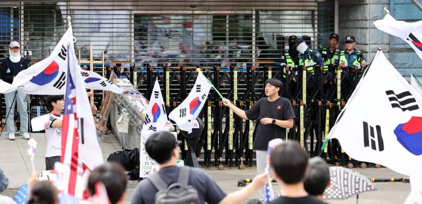 서울 송파구 올림픽공원 핸드볼경기장 앞에서 시민들이 참정권 침해 사태와 관련해 '부정선거·재선거·당일투표·수개표' 구호를 외치고 있다. 출처=뉴시스
