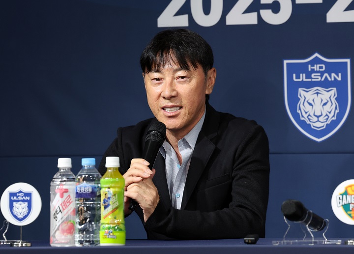 신태용 전 감독이 2025-26 ACL 참가 K리그 4개팀 미디어데이에 참석한 모습 /출처 뉴시스