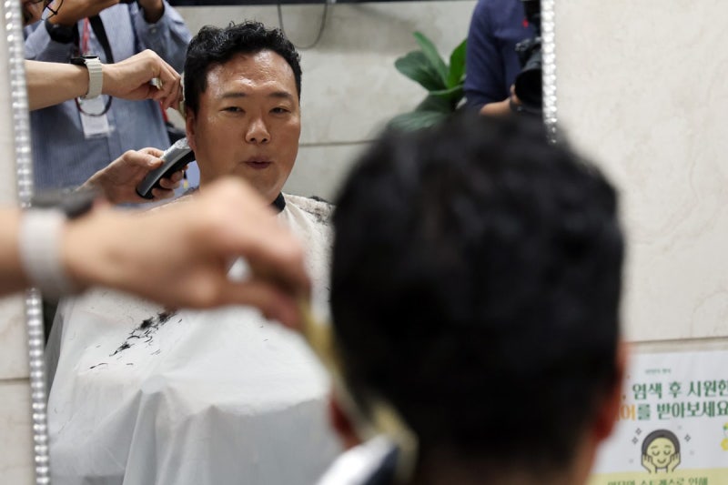 ‘논산 입소’ <b>천하람</b> “안규백 장관 비판했다고 세게 할라” 농담
