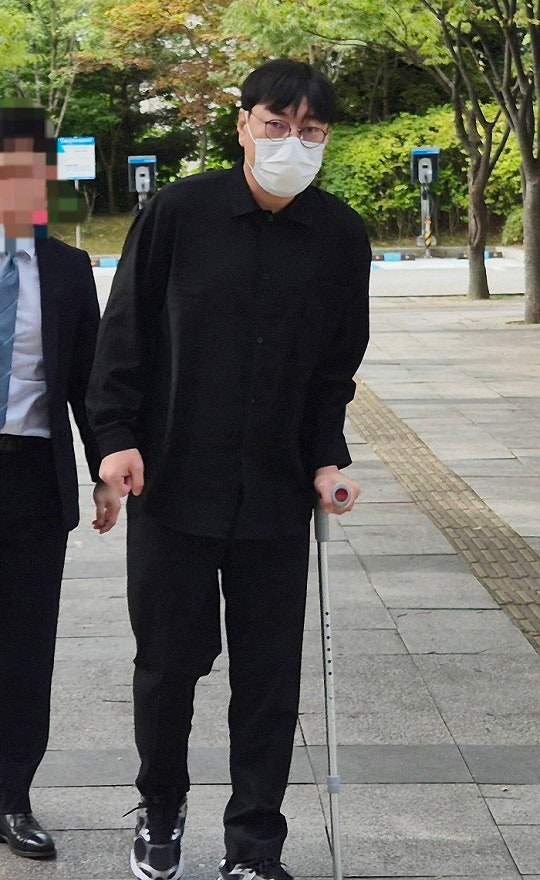‘불법<b>도박</b>’ 개그맨 <b>이진호</b>에 징역 2년 구형…목발 짚고 법원 출석