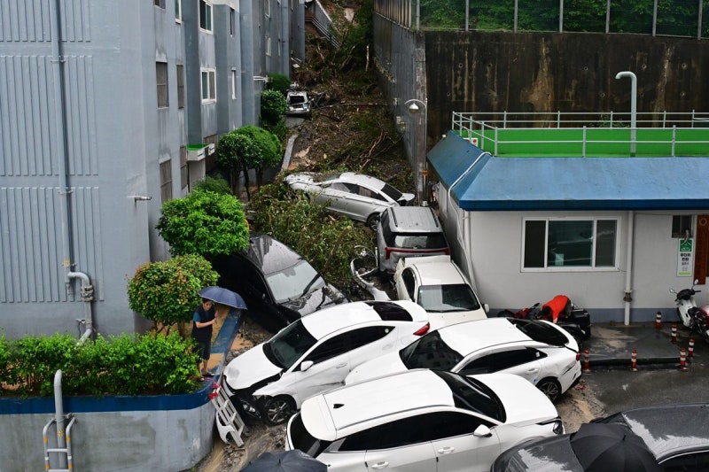 ‘800mm <b>물폭탄</b>’ <b>거제·통영</b>에 국가소방동원령…1명 사망·136명 구조