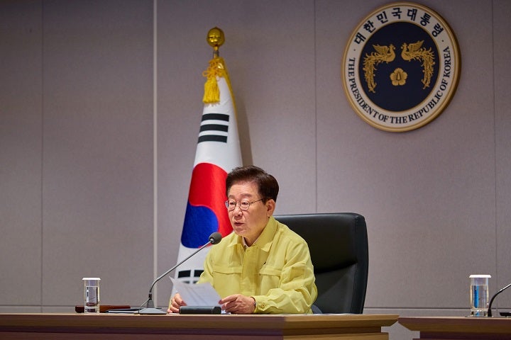 <b>이 대통령</b>, 20일 중국 왕이 외교부장 <b>접견</b>…청와대 “역내 정세 등 평가...